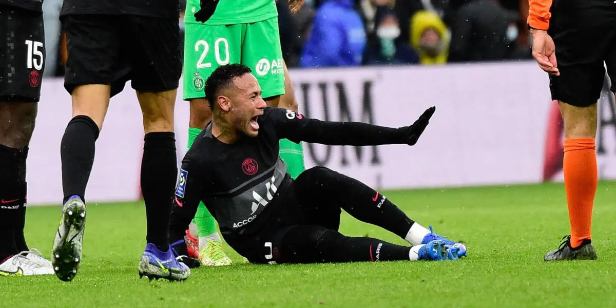 Las imágenes se multiplican por millones. La victoria del París Saint-Germain ante Saint Ettiene se cobró a Neymar como víctima. El brasileño salió por una lesión en el tobillo que podría marginarlo de los campos por meses. Alerta Mundial.