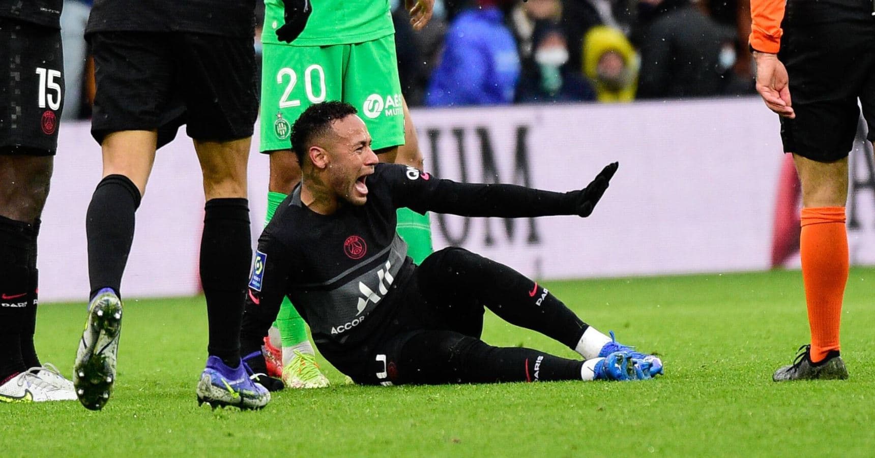 Las imágenes se multiplican por millones. La victoria del París Saint-Germain ante Saint Ettiene se cobró a Neymar como víctima. El brasileño salió por una lesión en el tobillo que podría marginarlo de los campos por meses. Alerta Mundial.