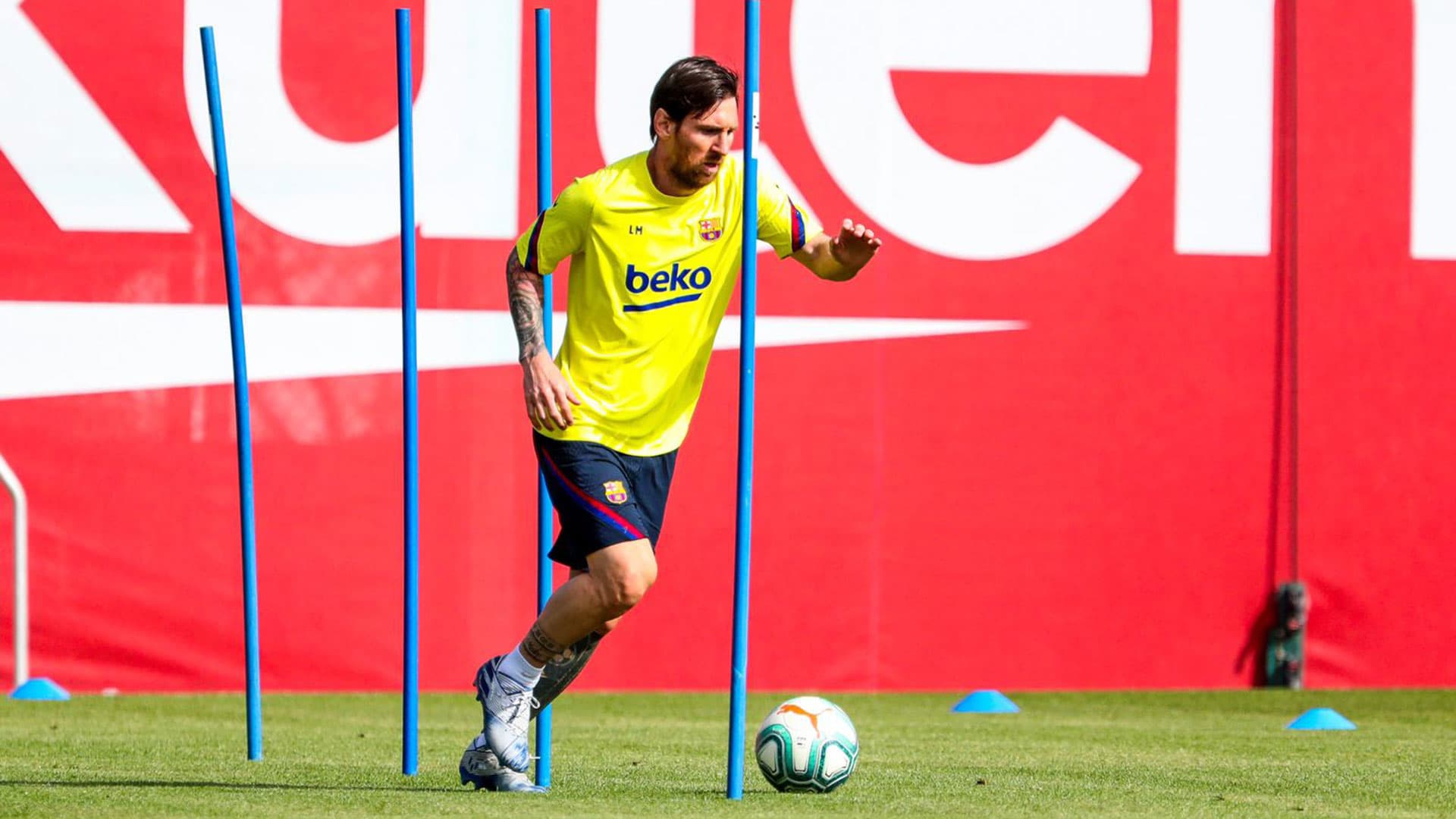 Lionel Messi añun no ha vuelto a los entrenamientos con el FC Barcelona y en cambio se lo ha visto en inumerables destinos con diversas personalidades. Los aficionados comienzan a preguntarse por su renovación con el club.
