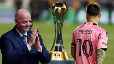 Lionel Messi con el presidente de la FIFA y el trofeo del Mundial de Clubes