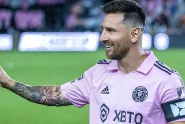 Lionel Messi no descuida ni un segundo y hasta en el calentamiento hacen lo que él pide