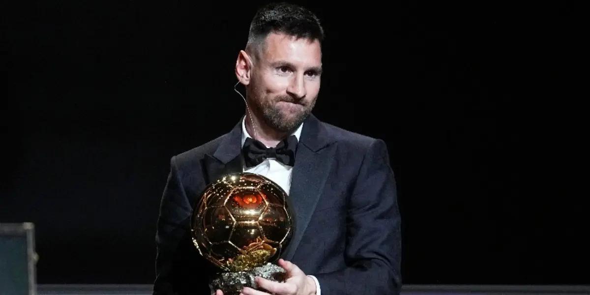 Lionel Messi está feliz con el Balón de Oro, y lo enseña a todo el mundo en Estados Unidos