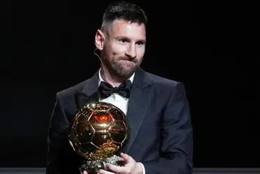 Lionel Messi está feliz con el Balón de Oro, y lo enseña a todo el mundo en Estados Unidos