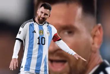 Lionel Messi no estuvo cómodo en el primer tiempo y lo demostró con sus indicaciones