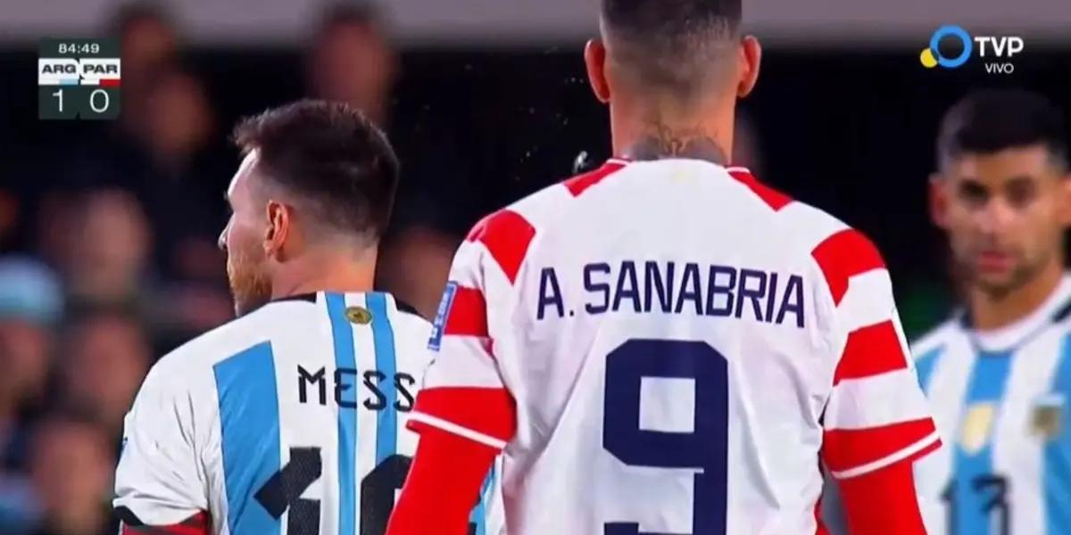 Lionel Messi no se guardó nada, luego que se enterara que un jugador de Paraguay le lanzó un escupitajo