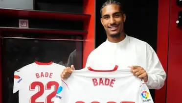 Loic Badé, el central del Sevilla, podría acabar en las filas del Aston Villa esta ventana de fichajes