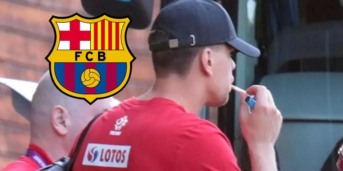 Los aficionados del club blaugrana comenzaron un cántico hacia su portero justo cuando empezaron las bengalas
