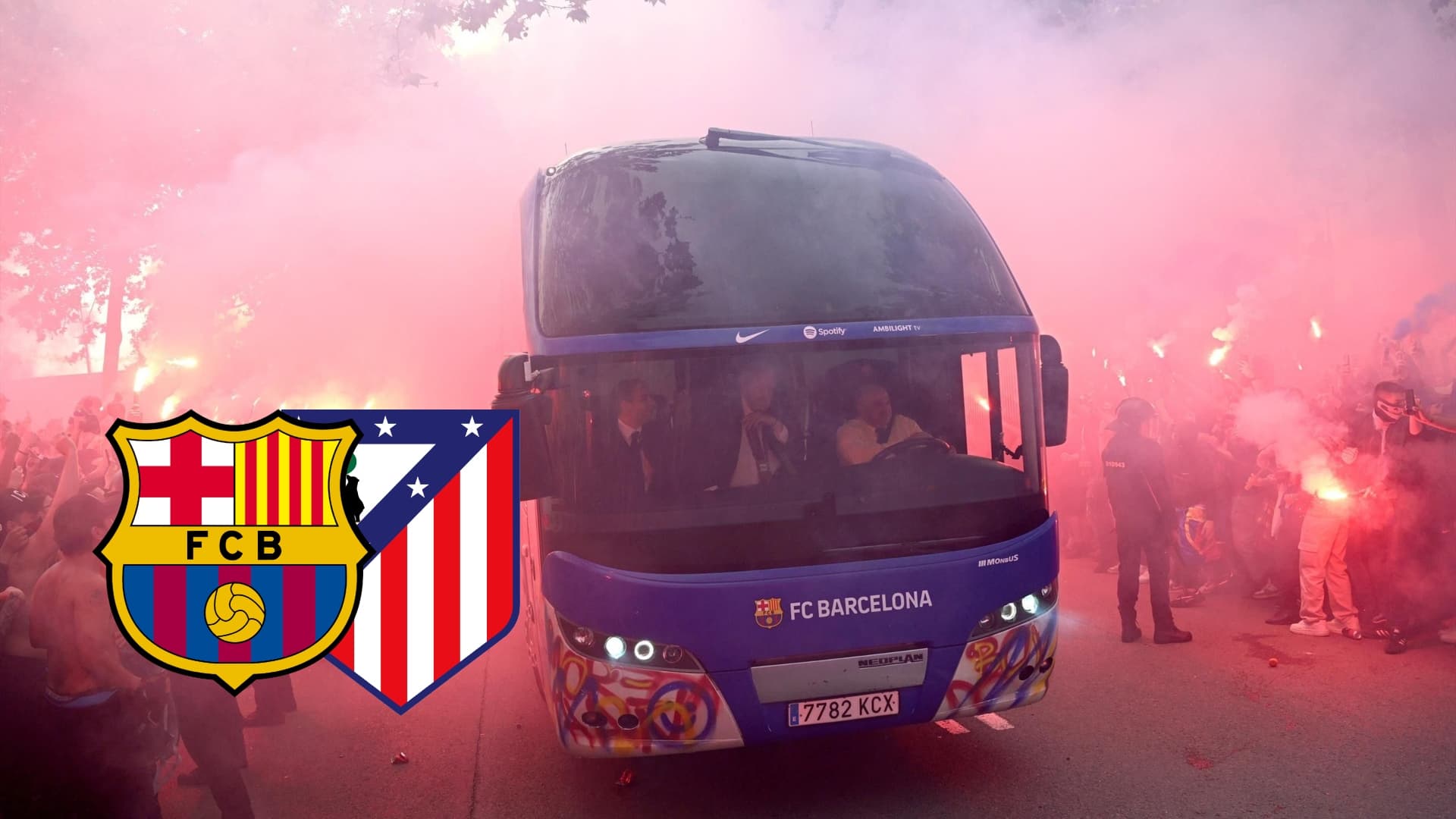Los aficionados del FC Barcelona han hecho un bengaleo para recibir a sus jugadores
