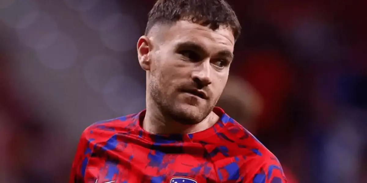 Los Colchoneros abonaron unos cinco millones de euros por él, hoy no para de sufrir con un atacante de segunda división “B”