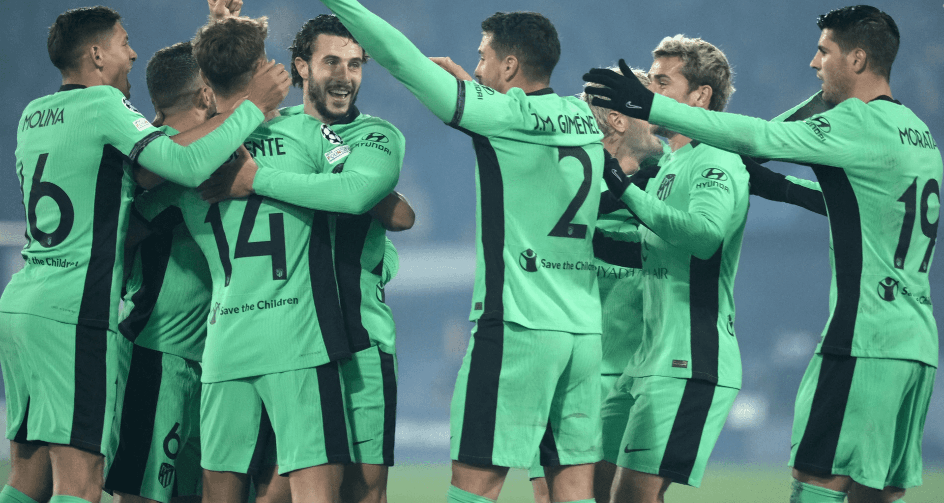 Los Colchoneros se pusieron en ventaja con un increíble autogol de Lutsharel Geertruida y por ahora se meten en octavos de final