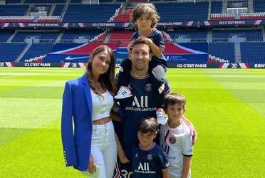 Los hijos de Messi también vestirán la camiseta del París Saint-Germain, ambos niños fueron inscriptos en la academia del club parisino y jugarán en el club de su padre, por lo que ellos ahora también son parte del PSG.
