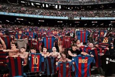 Los simpatizantes blaugranas cantaron una canción argentina y se ilusionan con al vuelta de Messi.