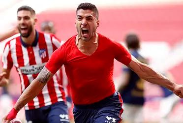 Los simpatizantes Merengues no ocultaron su enojo frente al delantero uruguayo.