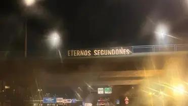 Los ultras del Real Madrid han empezado a colocar pancartas por la ciudad en la previa del derbi madrileño