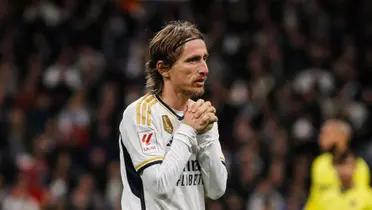 Luka Modric vistiendo la camiseta titular de Real Madrid.