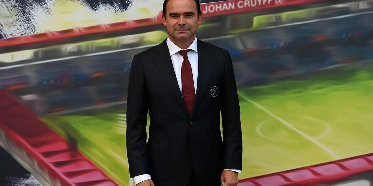 Marc Overmars está en la mira en Países Bajos. El director deportivo del Ajax es presuntamente asesor de la criptomoneda Xpose Protocol, que apenas a meses de ser un boom económico colapsó y ha dejado en la estacada a miles de jóvenes neerlandeses.
