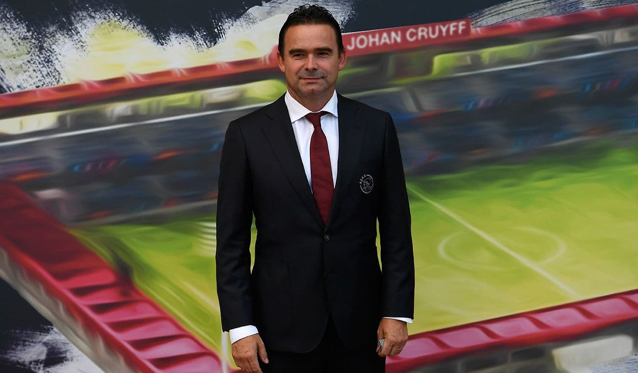 Marc Overmars está en la mira en Países Bajos. El director deportivo del Ajax es presuntamente asesor de la criptomoneda Xpose Protocol, que apenas a meses de ser un boom económico colapsó y ha dejado en la estacada a miles de jóvenes neerlandeses.