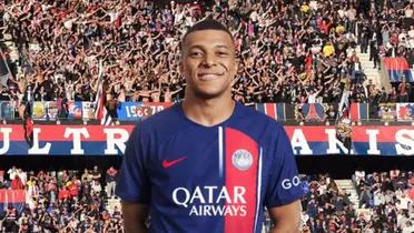 Mbappé con la camiseta del PSG, de fondo los hinchas parisinos.
