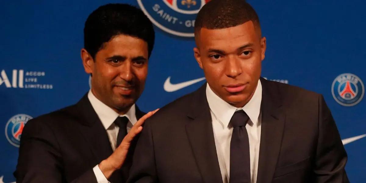 Mbappé junto a Al-Khelaifi en la firma de su renovación.