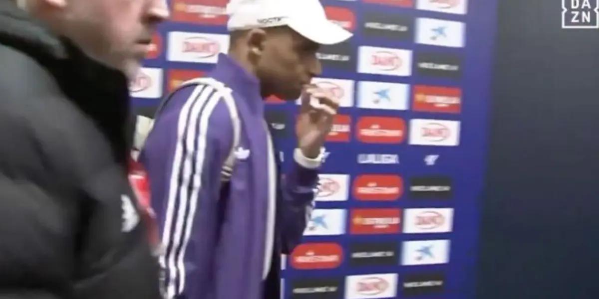 Mbappé sufrió una entrada por detrás en una contra y al salir el francés por zona mixta hizo este gesto