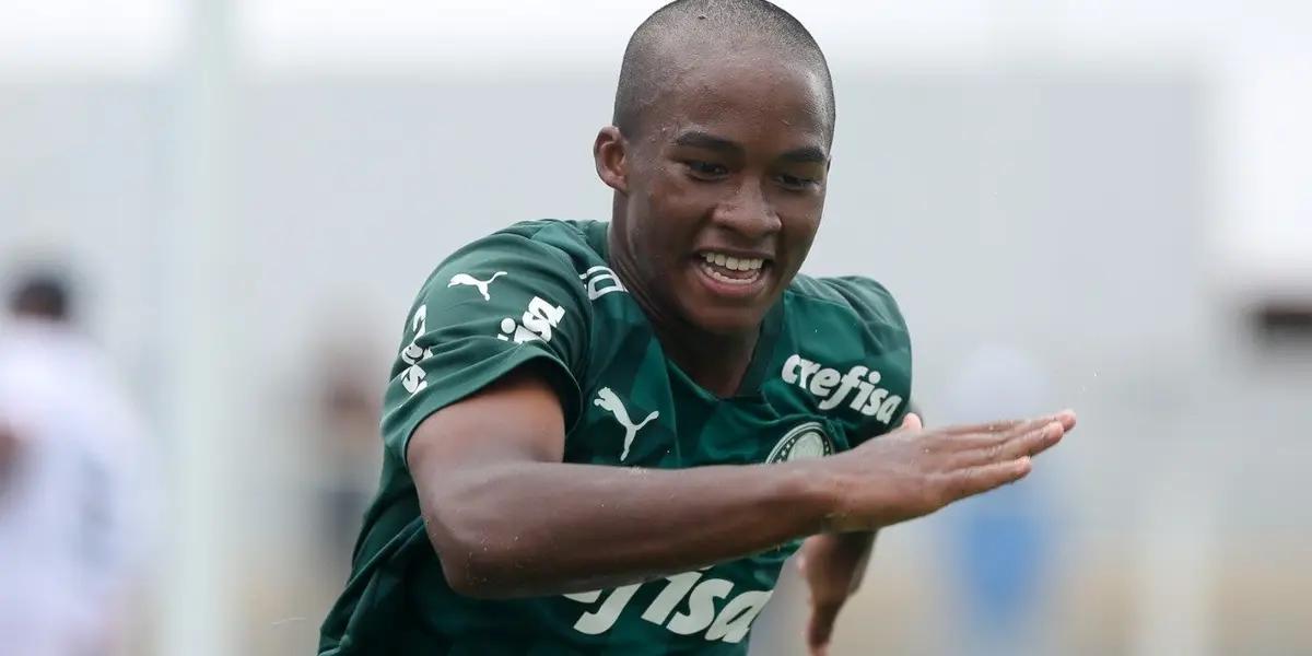 Medios brasileños hablan de oferta del Barça por Endrick, una de las joyas del Palmeiras. El joven, de 15 años, es seguido de cerca por el conjunto culé. Parte de la oferta sería que el paulista permanezca en su país hasta sus 18 años.