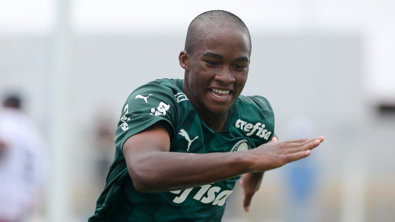 Medios brasileños hablan de oferta del Barça por Endrick, una de las joyas del Palmeiras. El joven, de 15 años, es seguido de cerca por el conjunto culé. Parte de la oferta sería que el paulista permanezca en su país hasta sus 18 años.