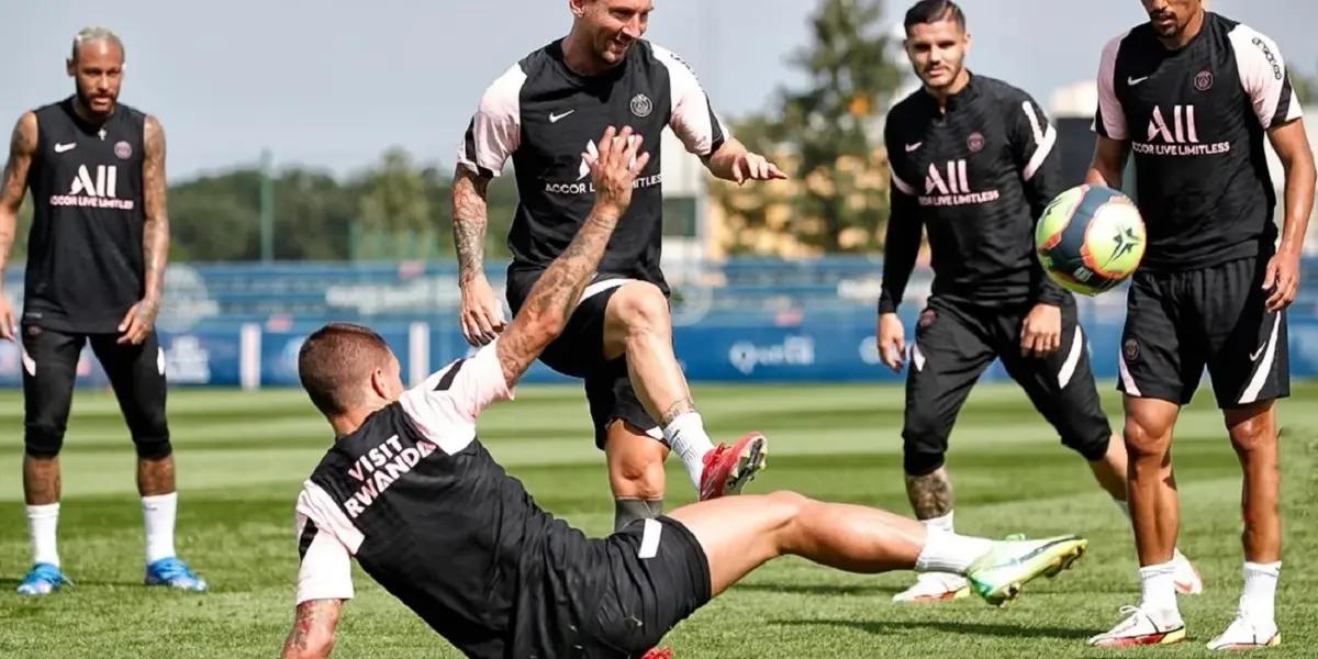 Messi acudió a su primera práctica en Camp Des Loges como jugador del PSG El astro argentino llegó temprano, conoció el predio y charló con su entrenador Pochettino, antes de trabajar en forma diferenciada. El club mostró imágenes del primer entrenamiento de La Pulga en París.