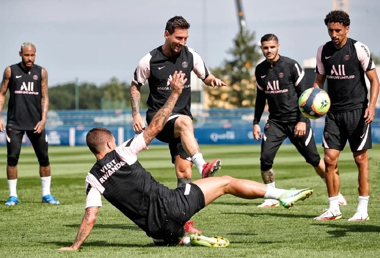 Messi acudió a su primera práctica en Camp Des Loges como jugador del PSG El astro argentino llegó temprano, conoció el predio y charló con su entrenador Pochettino, antes de trabajar en forma diferenciada. El club mostró imágenes del primer entrenamiento de La Pulga en París.