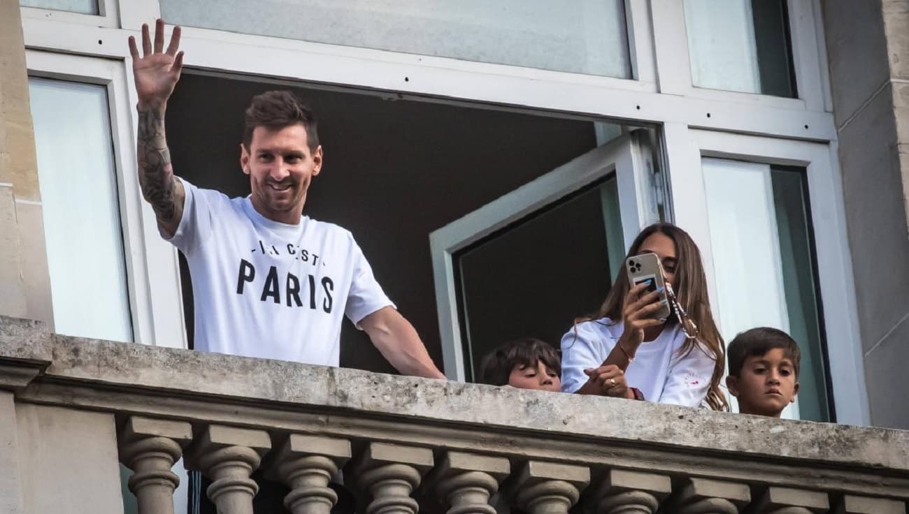 Messi continúa con su puesta a punto para estrenarse con la camiseta del París Saint-Germain. Pero paralelamente comenzó a buscar nueva casa, mientras tanto la familia del futbolista se hospeda en un hotel a puro lujo de la Ciudad Luz.