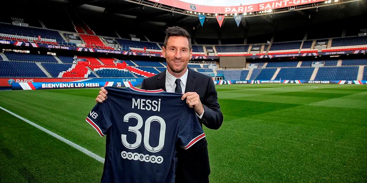 Messi fue presentado como nuevo fichaje del PSG para la presente temporada. El astro argentino proviene del FC Barcelona, llega en condición de libre y firma contrato por dos años, con opción a extenderlo por doce meses más. Una estrella más para la corona de Paris Saint-Germain. Crónica de cómo fue la Revolución Francesa por La Pulga.