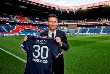 Messi fue presentado como nuevo fichaje del PSG para la presente temporada. El astro argentino proviene del FC Barcelona, llega en condición de libre y firma contrato por dos años, con opción a extenderlo por doce meses más. Una estrella más para la corona de Paris Saint-Germain. Crónica de cómo fue la Revolución Francesa por La Pulga.