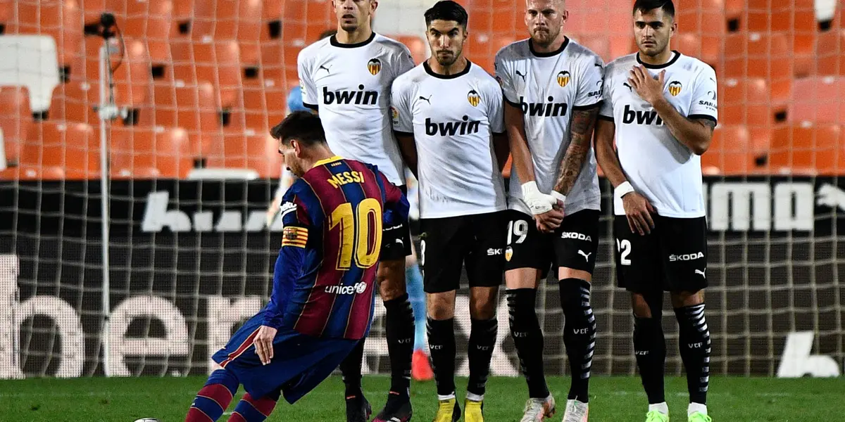 Messi ha desarrollado un arsenal enorme de variantes para convertir de tiro libre. Muchos de los encuentros de La Liga y Champions League  del FC Barcelona se han resuelto desde su zurda. Más de medio centenar de goles fueron desde esa vía.