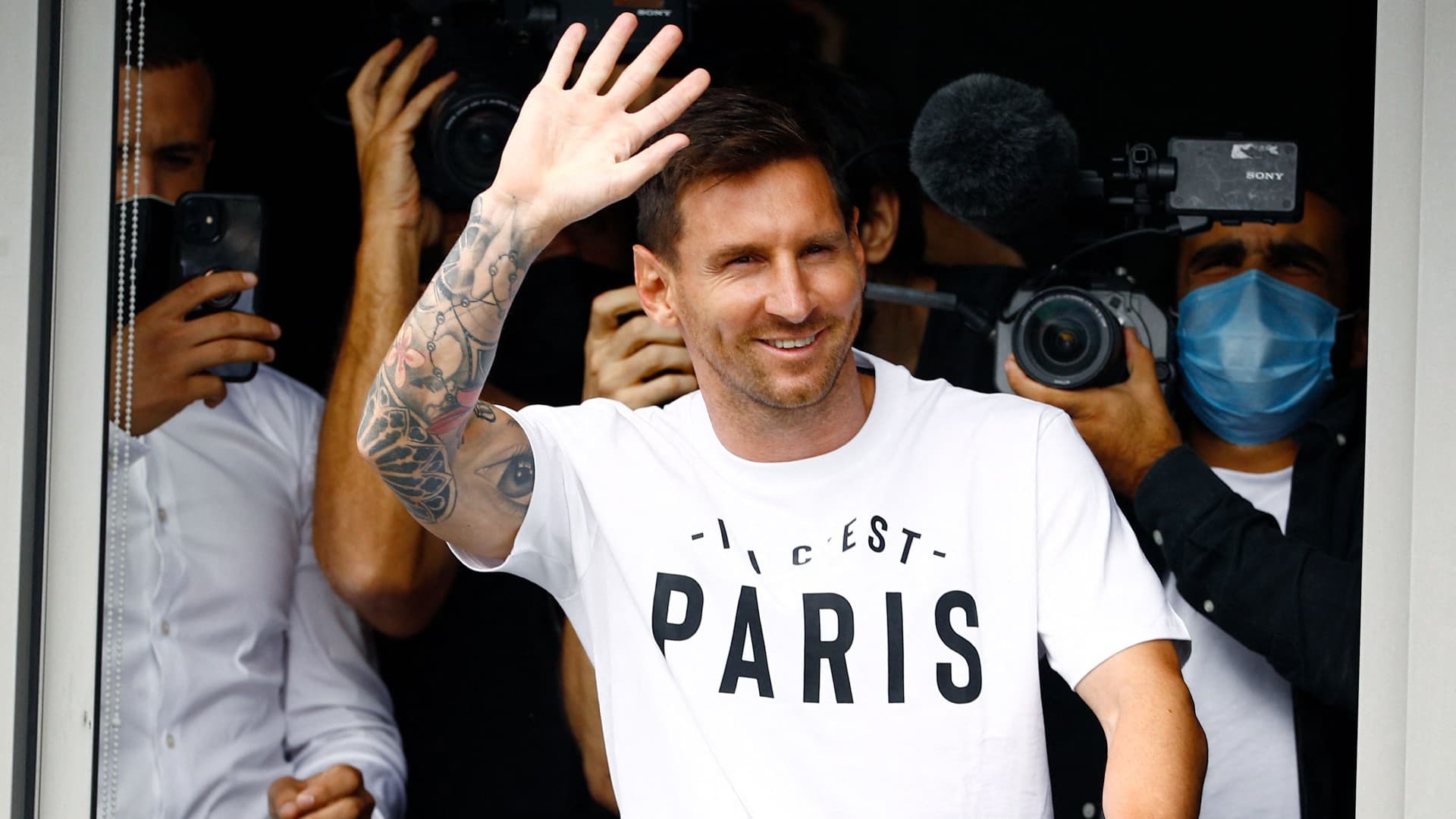 Messi ya aterrizó en París y fue presentado por los canales oficiales del club, su familia se instaló en un lujoso hotel del centro de la ciudad donde también residen Sergio Ramos y Donnarumma, otras dos incorporaciones de lujo para el PSG.