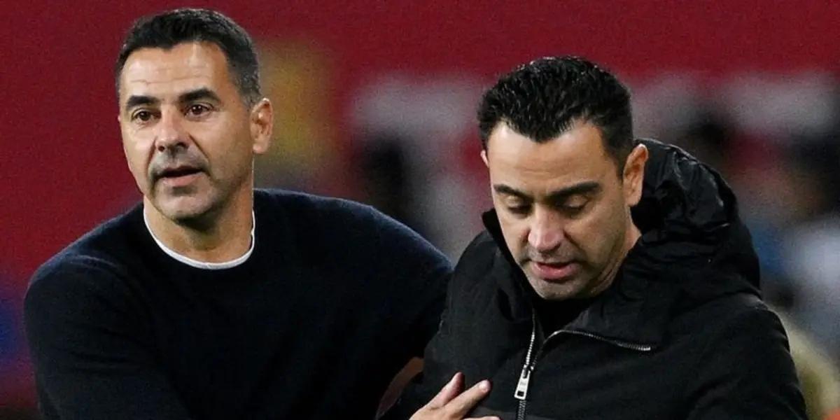 Míchel, entrenador del Girona, y Xavi Hernández del FC Barcelona