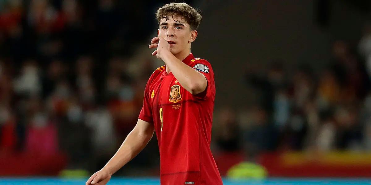 Mientras aún conserva una cláusula de rescisión de 50 millones de euros, y sigue siendo accesible a su presupuesto, el Liverpool quiere reforzarse con la flamante aparición del Barcelona. Laporta quiere renovar y extender el contrato del futbolista por el que el equipo inglés está dispuesto a abonar su salida.