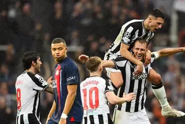 Mientras el Barcelona festeja la victoria ante Oporto, un exjugador del club la pasa mal en la Champions Leauge.