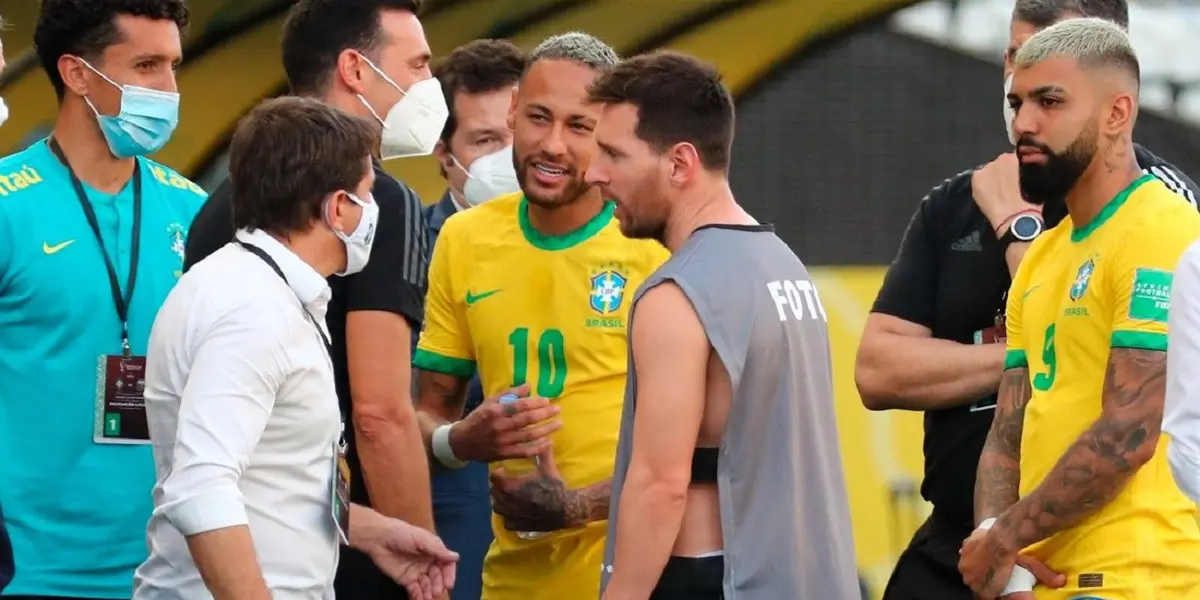 Mientras el clima en el Arena Corinthians estaba totalmente caldead, se pudo ver a Messi con una vestimenta muy particular en el campo de juego. Todo tiene una explicación.