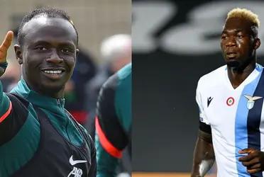 Mientras Felipe Caicedo despilfarra su fortuna en lujos, Sadio Mané tiene todo el tiempo muestras de generosidad donando dinero y regalando prendas de su equipo a fans.