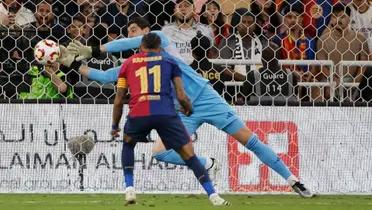 Mientras Mbappé estaba tirado en el suelo quejandosé de dolor, Raphinha fue y se llevó la bolsa de los médicos