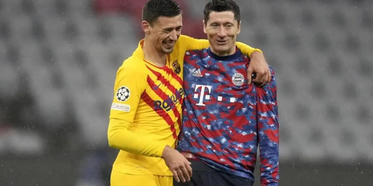 Mientras sus compañeros se marchaban al camarín aésadumbrados, el francés Lenglet se quedaba en el centro del campo bromeando con Lewandowski. Charla amistosa y risas del defensor galo en una imagen que fue captada por las cámaras de televisión e indigna al barcelonismo.