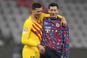 Mientras sus compañeros se marchaban al camarín aésadumbrados, el francés Lenglet se quedaba en el centro del campo bromeando con Lewandowski. Charla amistosa y risas del defensor galo en una imagen que fue captada por las cámaras de televisión e indigna al barcelonismo.