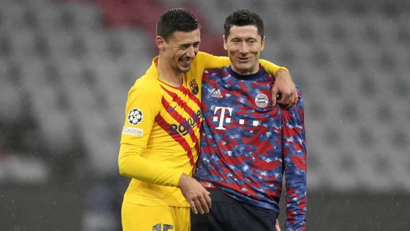 Mientras sus compañeros se marchaban al camarín aésadumbrados, el francés Lenglet se quedaba en el centro del campo bromeando con Lewandowski. Charla amistosa y risas del defensor galo en una imagen que fue captada por las cámaras de televisión e indigna al barcelonismo.