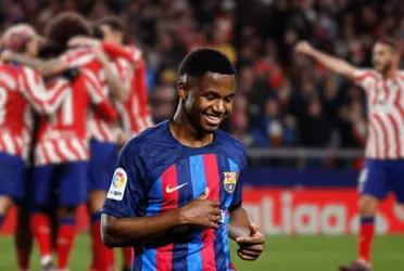 Mientras Xavi lo aleja, Simeone va a la carga por él