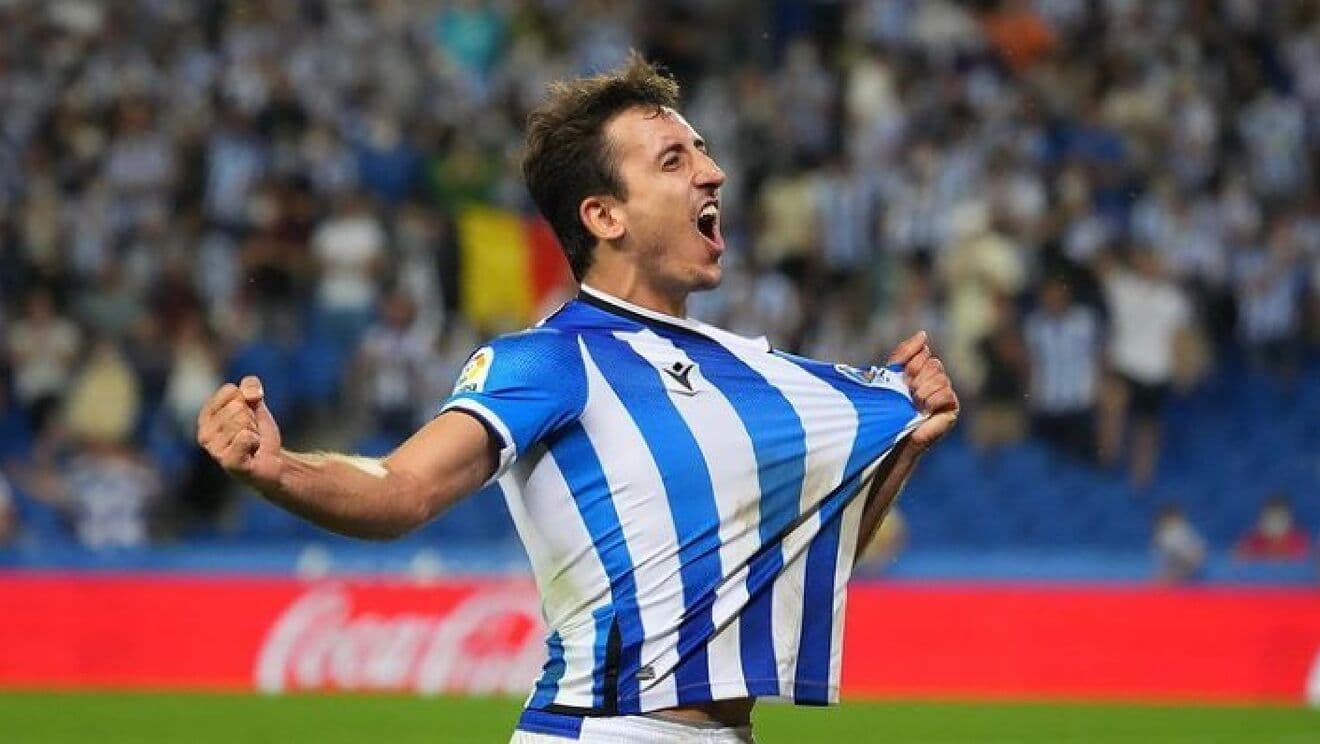 Mikel Oyarzabal es una de las grandes figuras de la Real Sociedad, el delantero vasco ha mostrado un gran nivel lo cual ha hecho que el equipo auriazul lo tase en 50 millones de euros. Lamentablemente el jugador español sufrió la rotura de ligamento cruzado de su rodilla izquierda.