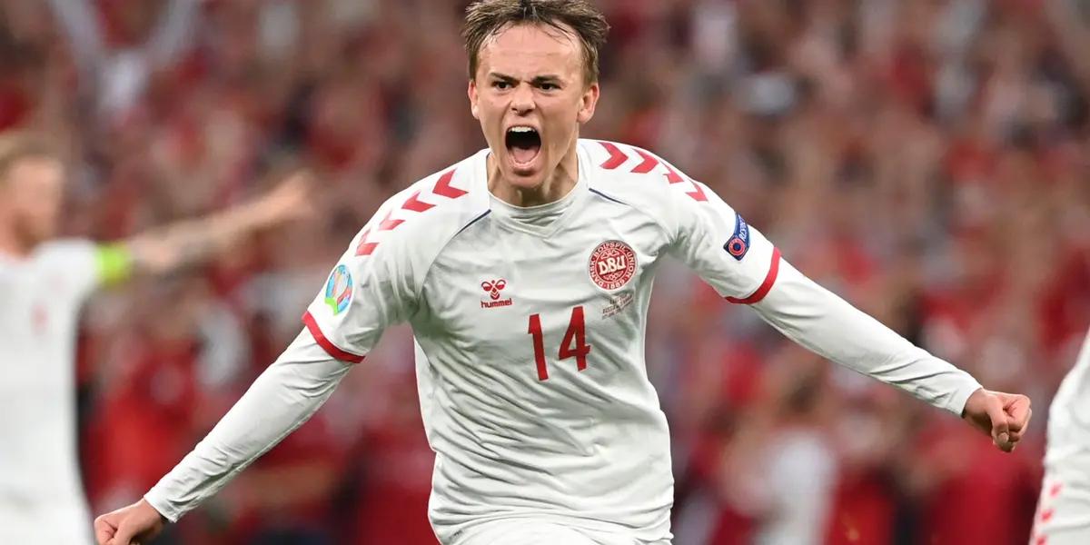 Mikkel Damsgaard, el futbolista de la Sampdoria que brilló junto a la Selección de Fútbol de Dinamarca en la última edición de la Eurocopa, es el escenario de un nuevo duelo entre los animadores del clásico español. FC Barcelona y Real Madrid, pelean por su ficha.