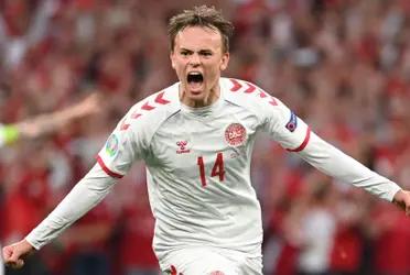 Mikkel Damsgaard, el futbolista de la Sampdoria que brilló junto a la Selección de Fútbol de Dinamarca en la última edición de la Eurocopa, es el escenario de un nuevo duelo entre los animadores del clásico español. FC Barcelona y Real Madrid, pelean por su ficha.