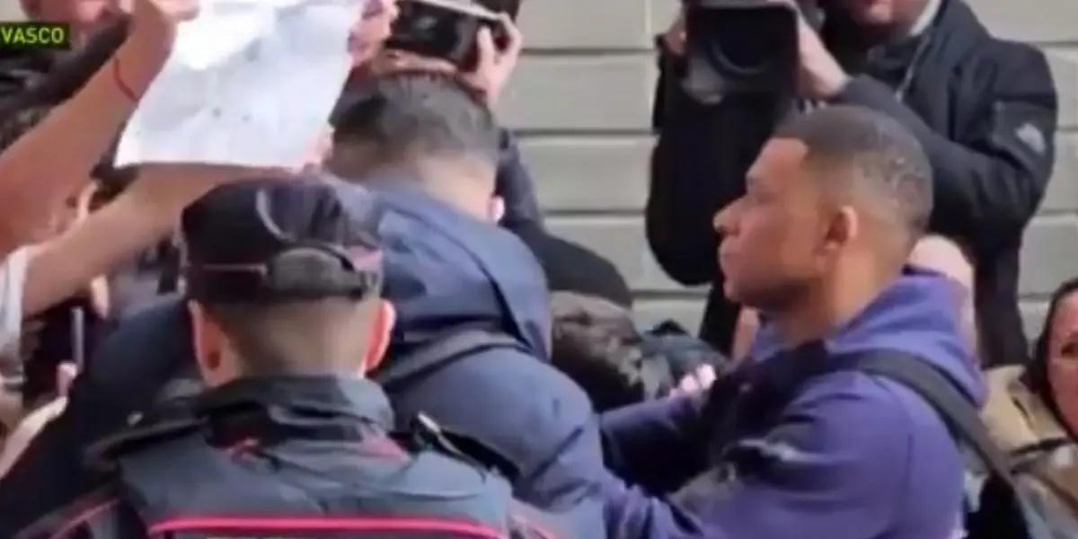 Mira lo que decía el cartel que Mbappé se negó a firmar a un hincha en España