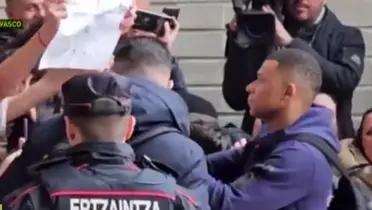 Mira lo que decía el cartel que Mbappé se negó a firmar a un hincha en España