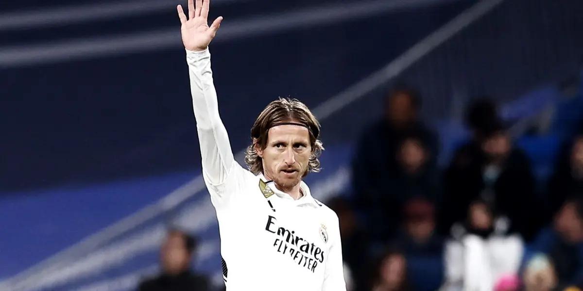 Modric con la camiseta del Real Madrid saludando.