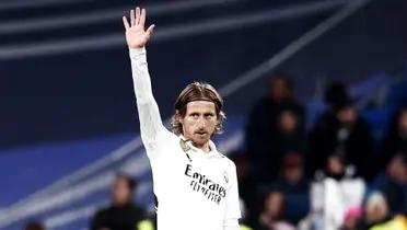 Modric con la camiseta del Real Madrid saludando.